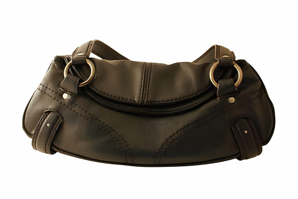 Fashionable saddle bag purse with adjustable strap for versatile wear.